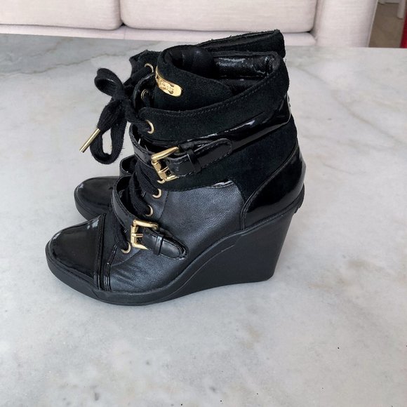 Michael Kors black & gold skid wedge sneaker / lace up ankle boot / bootie shoe - Picture 2 of 10